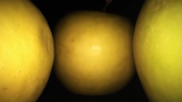 Tirando Una Manzana Medio Con Otros Uno Cada Lado Procediendo — Vídeos de Stock