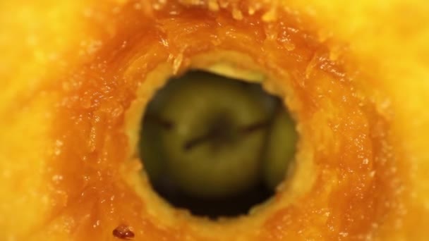 사과의 산화된 안에서 손상되지 사과를 냅니다 — 비디오