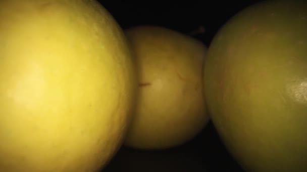 Витягування Трьох Яблук Один Посередині Має Відмітки Ньому Потім Проходить — стокове відео