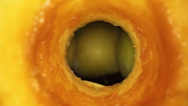 酸化されたリンゴのコアの内部から始まり 中央にある3つの他のリンゴを垣間見ることからリンゴを取り出します ゆっくりとテクスチャを強調表示する — ストック動画