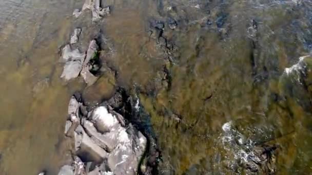 Pionowy Widok Powietrza Kamienie Morzu Falami Rozbijającymi Się Molo Montevideo — Wideo stockowe