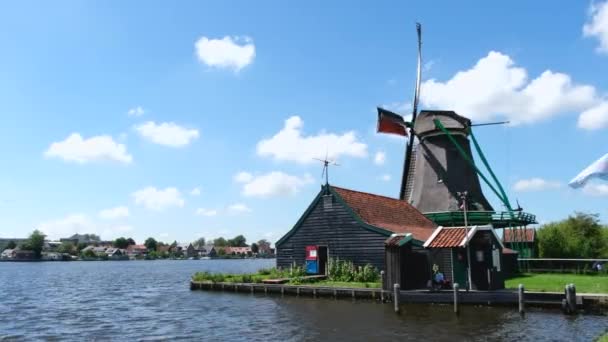 Ανεμόμυλοι Δίπλα Στο Νερό Παλιά Πόλη Στην Ολλανδία — Αρχείο Βίντεο
