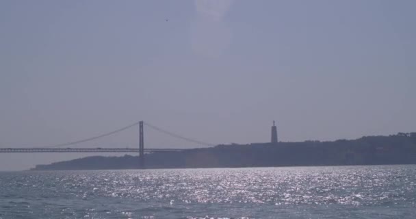 Ponte Lisboa Ponte Abril Estátua Cristo Rei Disparada Barco Vista — Vídeo de Stock
