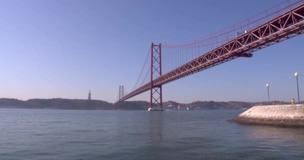 里斯本大桥和基督的国王的观点 离开里斯本码头的船 — 图库视频影像
