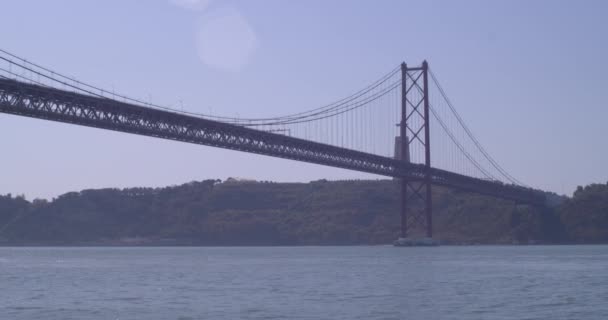 Lissabon Brücke Ponte Abril Nachverfolgungsaufnahme Unter Der Brücke Auf Dem — Stockvideo