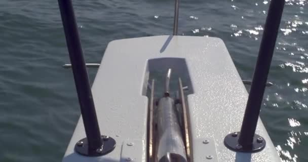 Cockpitblick Mit Dem Bug Auf Einem Boot Beim Segeln Fluss — Stockvideo