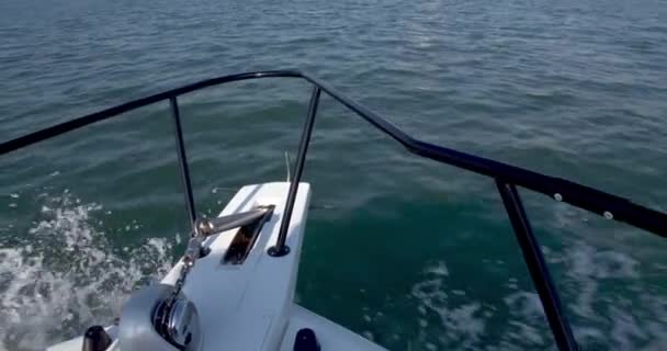 Cockpitblick Mit Dem Bug Auf Einem Boot Beim Segeln Fluss — Stockvideo