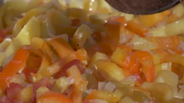 調理レッチョの準備中に木製のスプーンで釜にトマトとコショウの山を攪拌 180 Fpsのスローモーション — ストック動画
