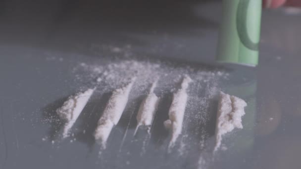 Close Cocaïnelijnen Gesnuffeld Door Mannelijk Kaukasisch Model Met Honderd Euro — Stockvideo