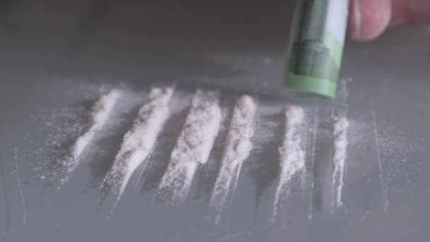 Maschio Caucasico Che Annusa False Linee Cocaina Con Centinaio Euro — Video Stock