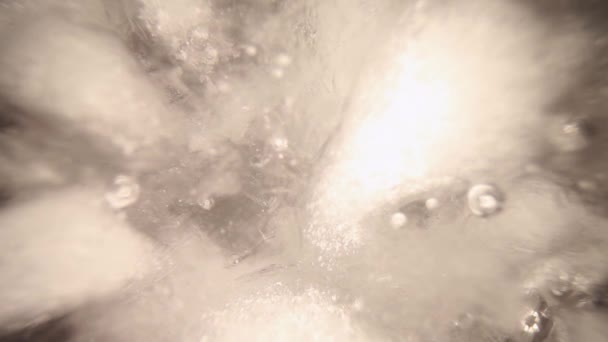 Βυθισμένο Ένα Μπλέντερ Γεμάτο Θρυμματισμένα Παγάκια Νερό Σπρώχνοντας Προς Λεπτομερή — Αρχείο Βίντεο