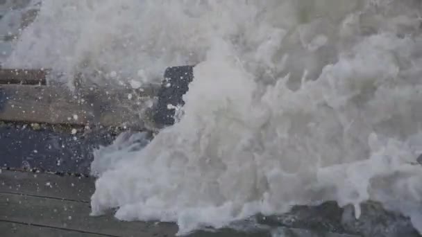 Das Meer Prallt Gegen Einen Hölzernen Pfeiler — Stockvideo