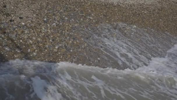 Zee Stroomt Omhoog Een Stenig Strand — Stockvideo