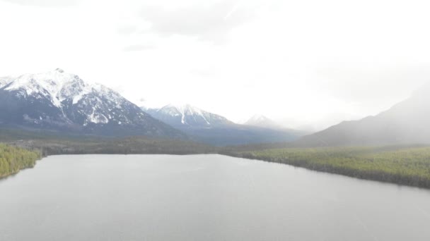Images Drone Survolant Lac Par Temps Neigeux Avec Des Montagnes — Video