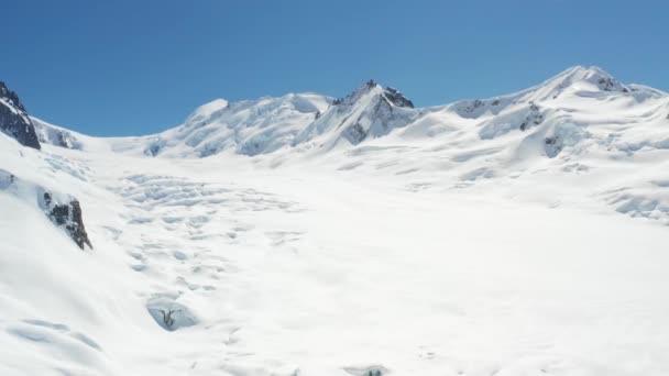 Запись Дрона Летящего Над Массивным Ледниковым Полем Прочными Горами Заднем — стоковое видео