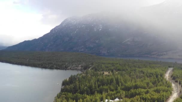 Imagens Drone Descendo Acima Estrada Remota Lado Lago Montanha — Vídeo de Stock