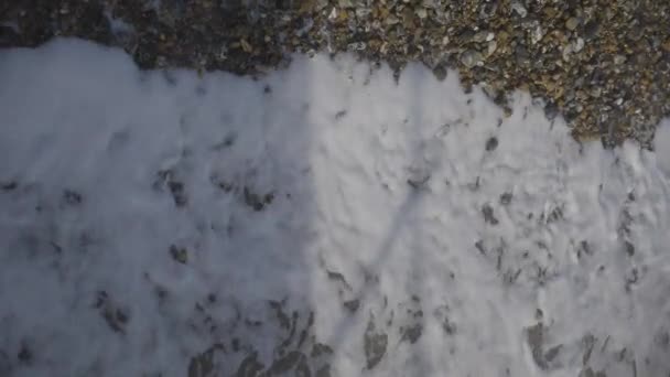 Припливи Миються Гальковому Покритому Пляжі Повільному Русі — стокове відео