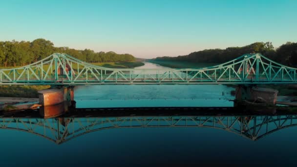 Een Kleine Brug Een Rivier Polen Bij Zonsopgang Gefilmd Met — Stockvideo