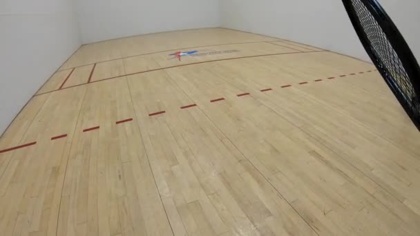 Man Cut Throat Racquetball Fpv Speler Loopt Racquetball Court Sluit — Stockvideo