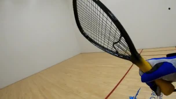 Fpv Man Cut Throat Racquetball Fpv Speler Dient Meerdere Volleys — Stockvideo