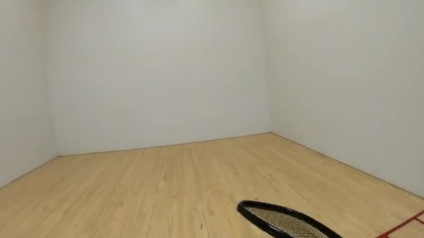 Fpv Hombre Racquetball Degollada Jugador Fpv Está Rebotando Pelota Mientras — Vídeo de stock