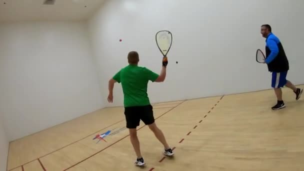 Man Cut Throat Racquetball Gegnerischer Spieler Spielt Aufschläge Ball Wird — Stockvideo