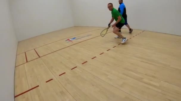 Man Cut Throat Racquetball Spelare Träffar Bollen Hårt Mot Främre — Stockvideo