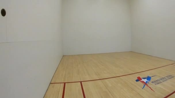 Fpv Jogadores Que Aquecem Antes Jogar Racquetball Homem Garganta Cortada — Vídeo de Stock