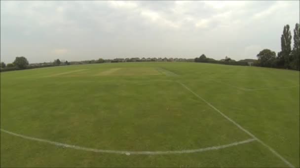 英国一个空旷的运动场边的速景 — 图库视频影像