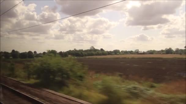 イギリス レトフォードからキングス クロス駅への本線の列車の旅の旅客ビュー — ストック動画