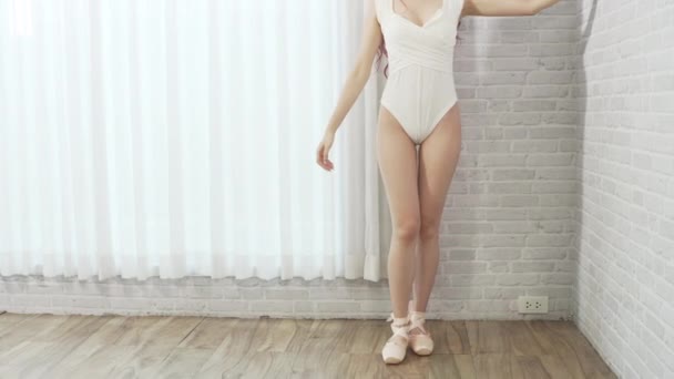 Piękna Azjatycka Baletnica Kobieta Białym Body Długie Rude Włosy Noszenie — Wideo stockowe