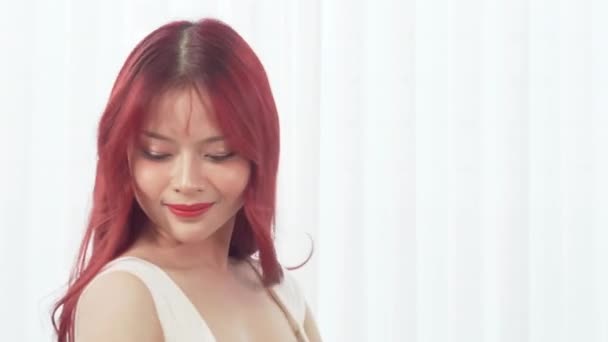 美丽的年轻的亚洲芭蕾舞女 长长的红头发 在白色的房间里欢快地翩翩起舞 — 图库视频影像