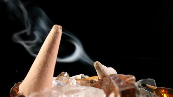 Στατική Βολή Του Κώνου Θυμίαμα Όπου Καπνός Κυλάει Παρελθόν Βράχους — Αρχείο Βίντεο