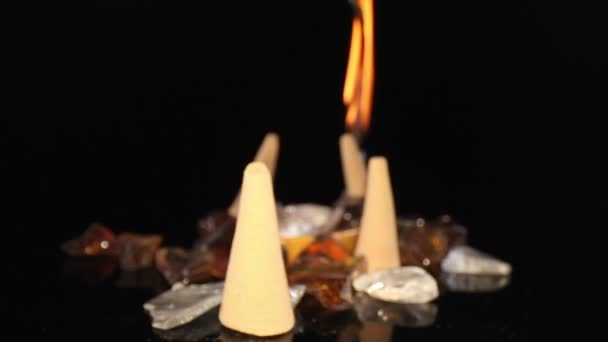 Langs Verschillende Onverlichte Wierookkegels Een Decoratieve Rotstuin Naar Een Brandende — Stockvideo