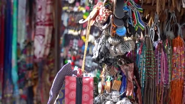 Afrikaanse Kralen Sleutelhangers Een Afrikaanse Markt Kaapstad Zuid Afrika — Stockvideo
