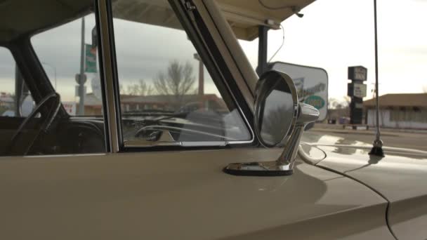 Ominous Push Side View Mirror Bege Vintage Car Estacionado Uma — Vídeo de Stock