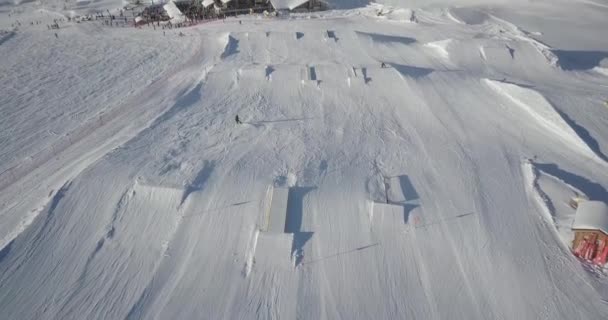 Pessoa Snowboarding Slope Drone Vista Aérea Acima Snowpark Esportes Radicais — Vídeo de Stock