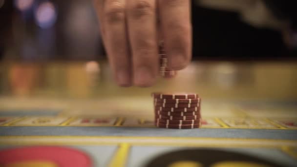 Ruleta Hraje Žetony Zblízka Žetony Kasinu Zblízka Ruce Krupiéra — Stock video