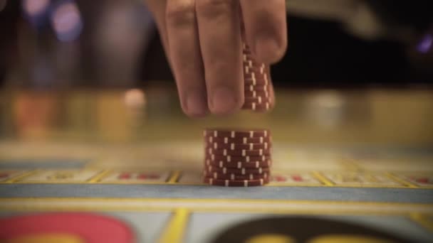 Roulette Spela Med Marker Närbild Marker Kasino Närbild Händer Croupier — Stockvideo