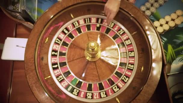 Top Tiro Ruleta Girando Casino Cerca Manos Croupier Entretenimiento Lujo — Vídeos de Stock