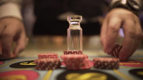 Roulette Spela Med Marker Närbild Marker Kasino Närbild Händer Croupier — Stockvideo