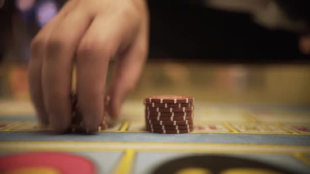 Roleta Jogando Com Chips Close Chips Casino Close Mãos Croupier — Vídeo de Stock