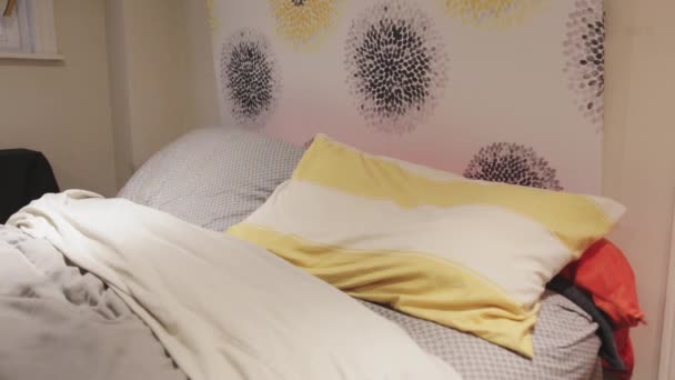 小房间里舒适的皇后床的慢镜头 — 图库视频影像