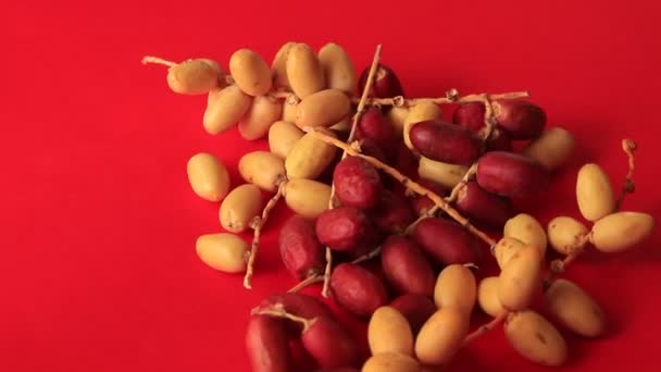椰枣新鲜后 保健食品概念 椰枣一起放在桌上 生椰枣 — 图库视频影像