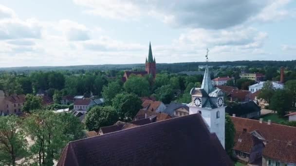 Vista Aérea Sobre Una Antigua Iglesia Noruega Con Pájaros Volando — Vídeos de Stock