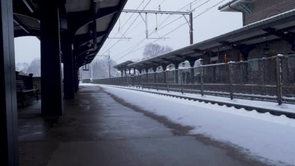 New Jersey Deki Boş Bir Tren Istasyonuna Uzun Bir Kar — Stok video