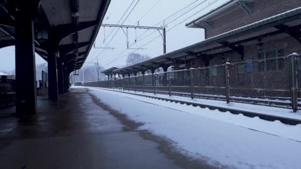 Slow Motion Longo Tiro Estático Neve Caindo Uma Estação Trem — Vídeo de Stock