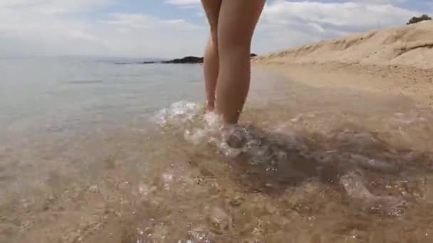 Ruch Kamery Lalki Przodu Dziewczyny Powoli Chodzącej Piaszczystej Plaży Promenada — Wideo stockowe