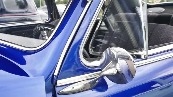 窓のある青いクラシックカーの反射型サイドビューミラーのスロープッシュイン — ストック動画