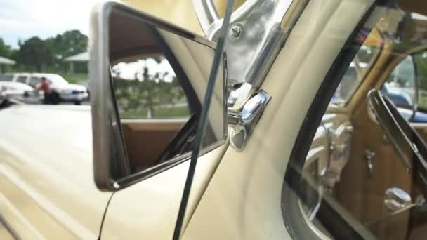 Крупный План Бокового Зеркала Жёлтом Классическом Автомобиле — стоковое видео